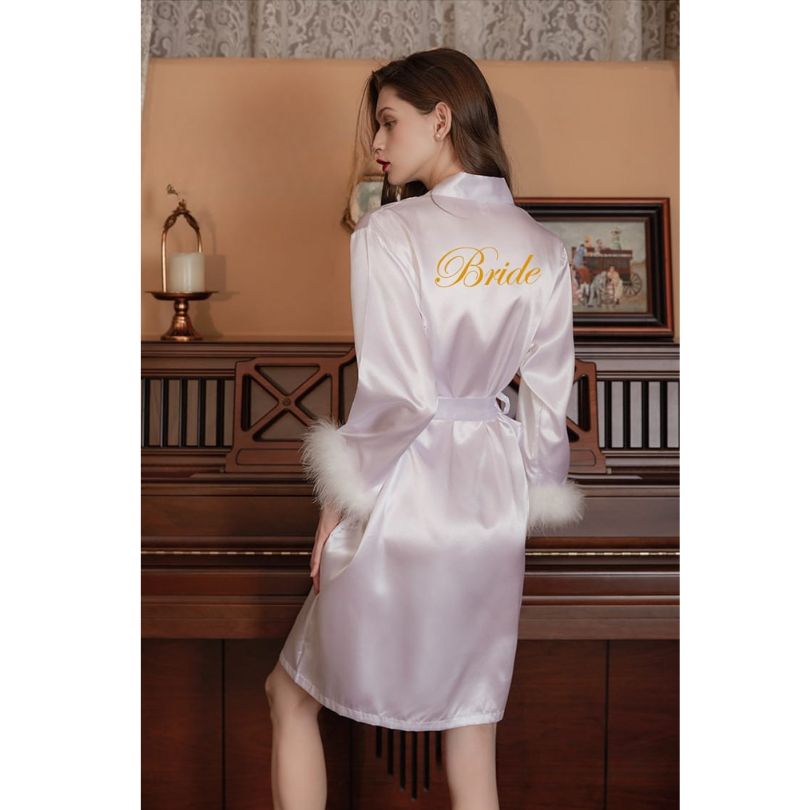 Halat din Satin Bride cu Puf – Eleganta si Rafinament pentru Mirese