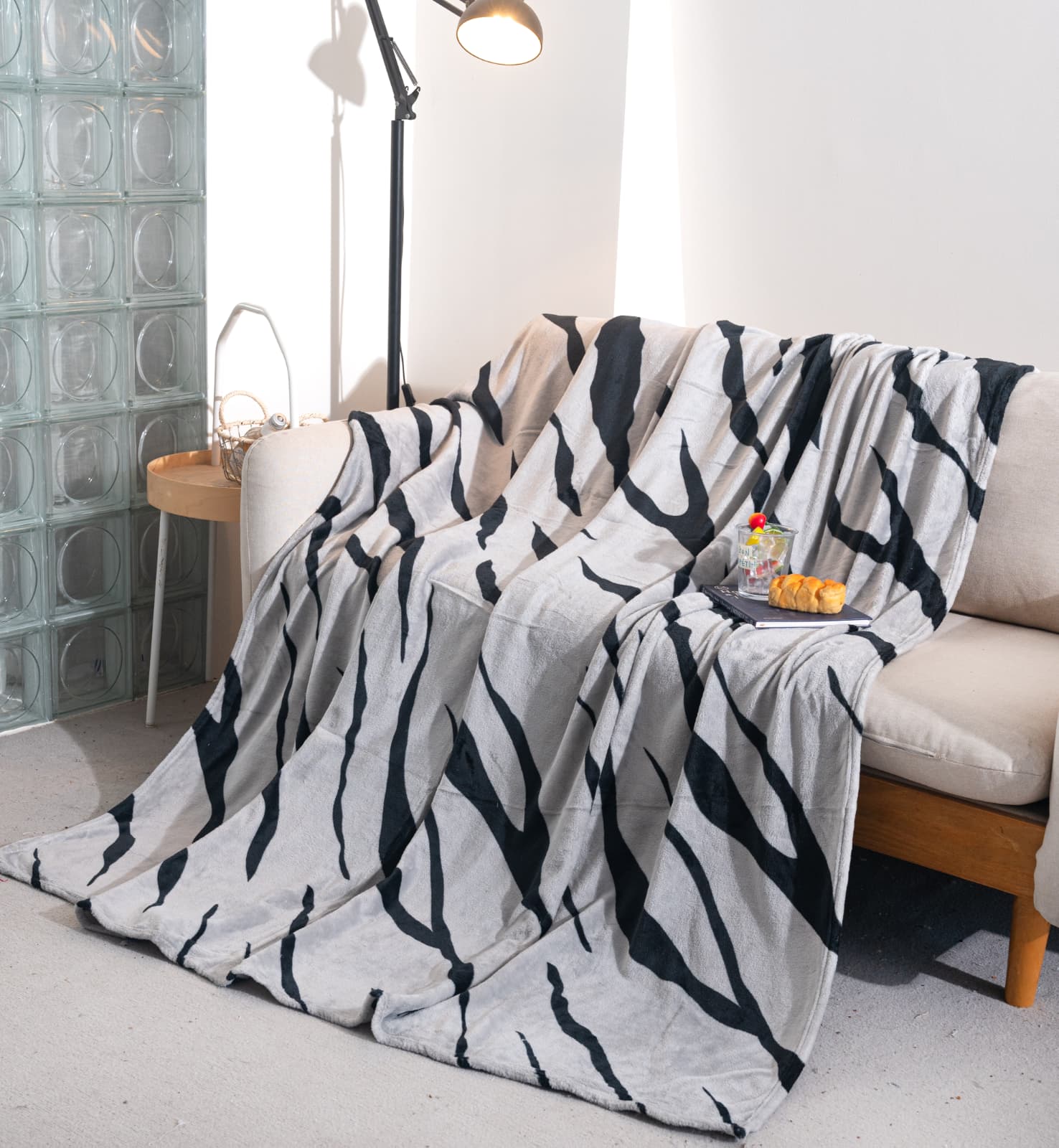Patura cocolino, Material Pufos, 200x230 cm, Linii, Negru/Gri, PT1122