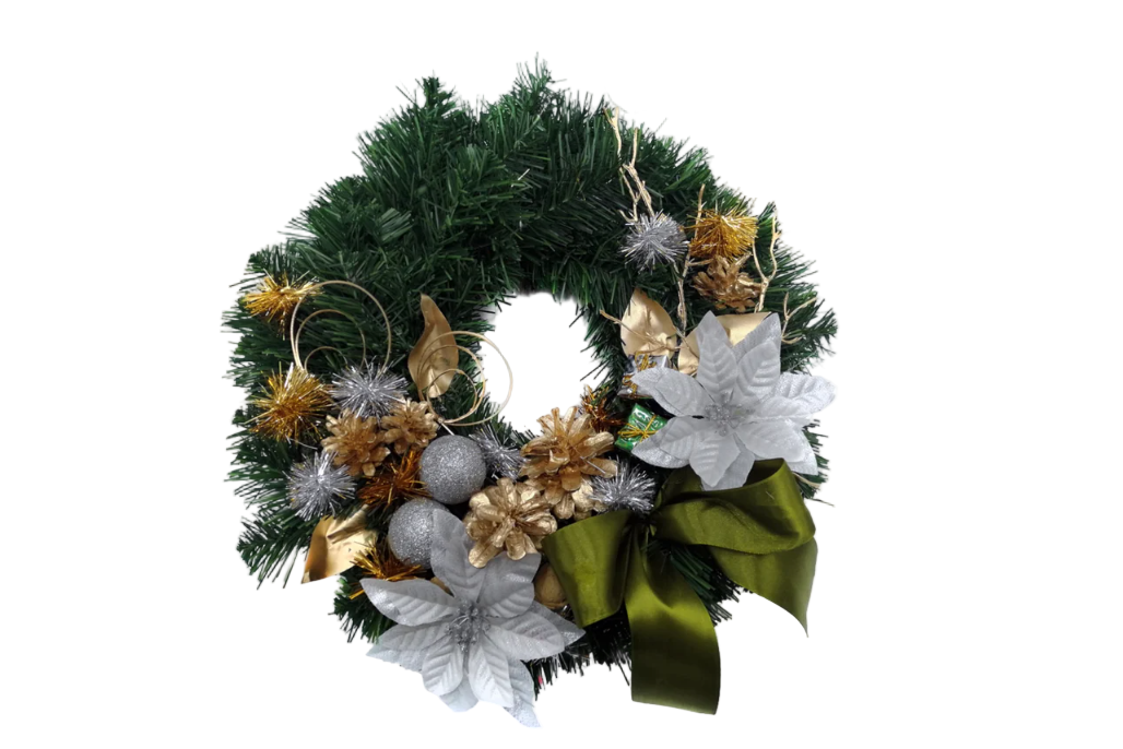 Coroniță de Crăciun cu decorațiuni aurii și argintii, flori festive și fundă verde